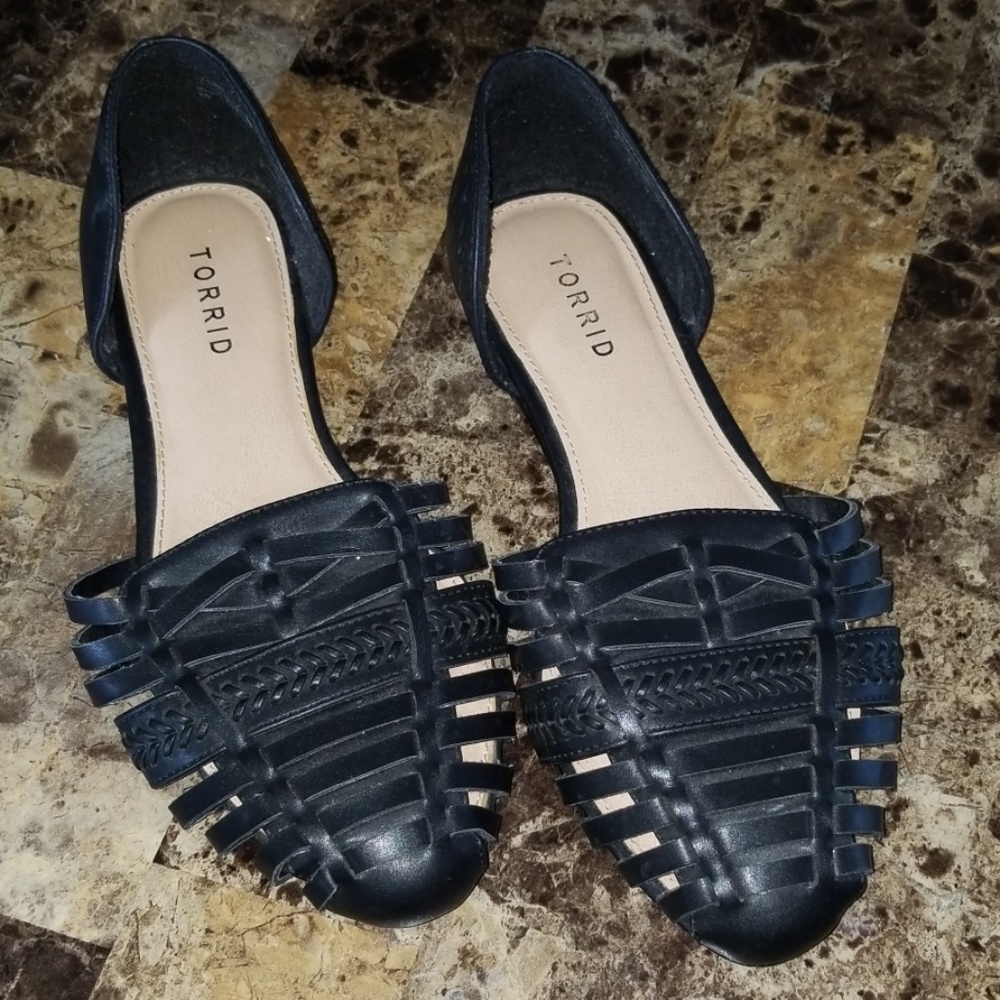 Almond toe black sandals